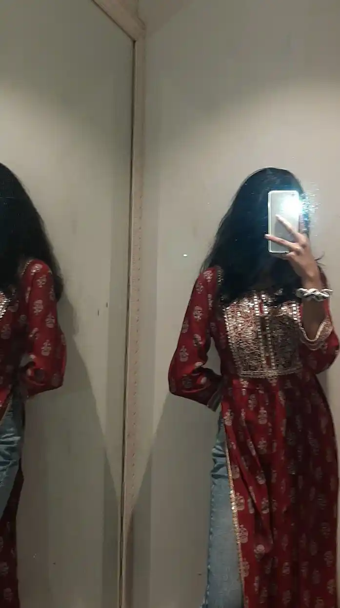 aesthetic-girl-poses-instagram-hidden-face-mirror-selfie-dp