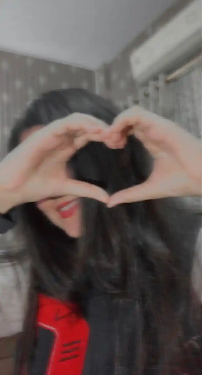 girls-hide-face-pic girls-hide-face-pic