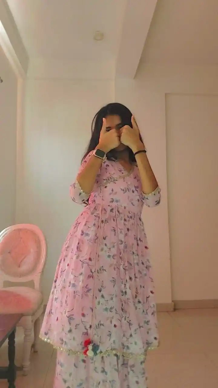 girls-hide-face-pic girls-hide-face-pic