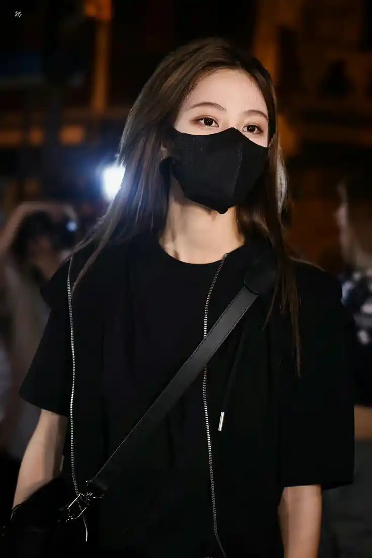 mask-girl-pictures mask-girl-pictures