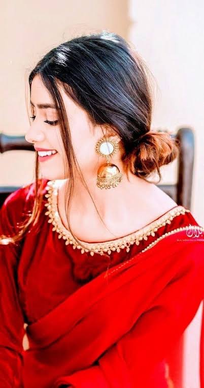 Cute Saree Girl DP Ideas For Social Media