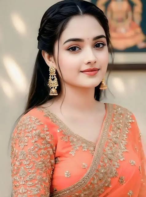Cute Saree Girl DP Ideas For Social Media