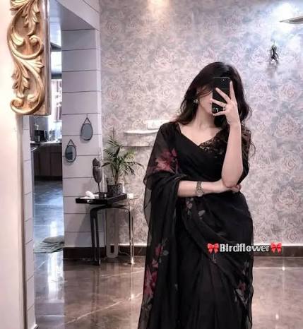 Stylish Saree Poses For A Beautiful DP
