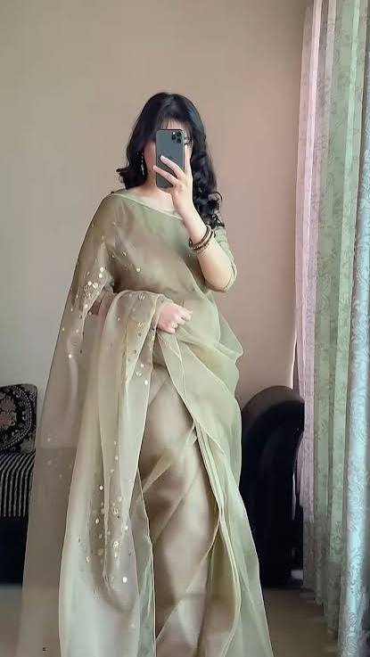 Stylish Saree Poses For A Beautiful DP